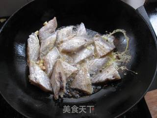 香辣煎带鱼的做法步骤:5