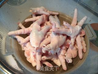 泡椒鸡爪的做法步骤：1