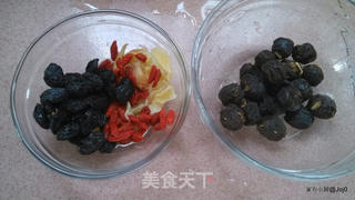 桂圆银耳莲子羹的做法步骤:2