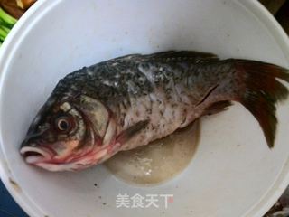 葱香鲫鱼的做法步骤:2