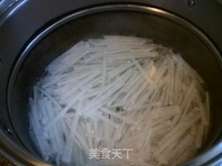 炝炒萝卜丝的做法步骤：3