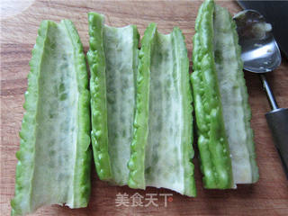 蛋黄焗苦瓜的做法步骤:3