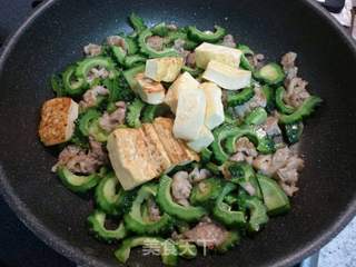 冲绳料理--鸡蛋豆腐炒苦瓜的做法步骤:8