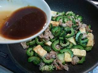 冲绳料理--鸡蛋豆腐炒苦瓜的做法步骤：9