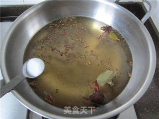 碧绿五香毛豆的做法步骤:2