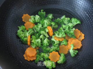西兰花烩胡萝卜的做法步骤:7