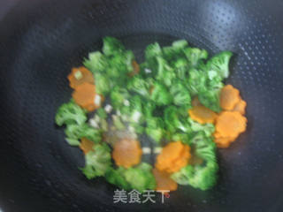 西兰花烩胡萝卜的做法步骤:8