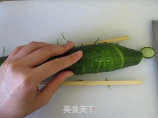 【糖醋蓑衣黄瓜】换个刀法做花样凉菜的做法步骤：4