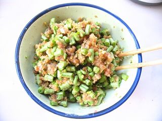 最爱这底子的香酥——豇豆肉末水煎包的做法步骤:5