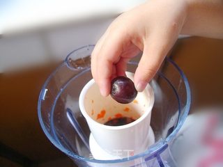 消暑开胃又止渴——胡萝卜葡萄汁的做法步骤:6