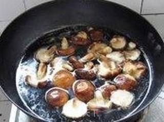荤素的完美搭配————————【西兰花香菇烩酥肉】的做法步骤:5