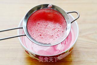 两种纯天然果汁混搭出不一样的口感——西瓜青提果冻杯的做法步骤:3