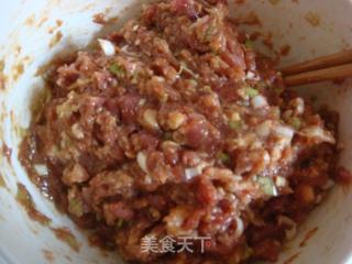 猪肉香菇圆白菜蒸饺的做法步骤：2