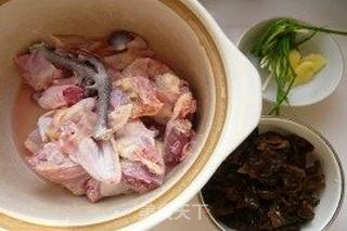 黑木耳炖鸡汤的做法步骤:2