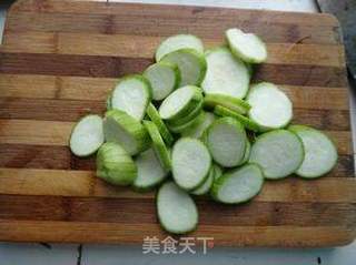 紫菜丝瓜瘦肉汤的做法步骤：1