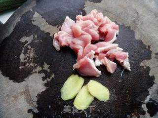 紫菜丝瓜瘦肉汤的做法步骤：2