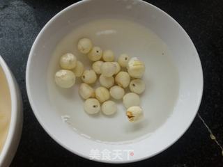 冰糖银耳莲子羹的做法步骤:2