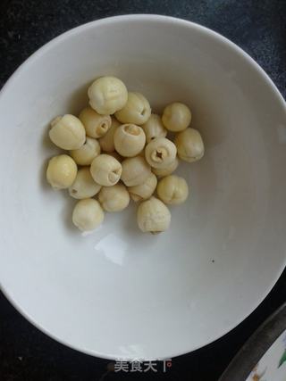冰糖银耳莲子羹的做法步骤:4