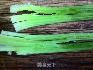 蚝油芹菜的做法步骤:2