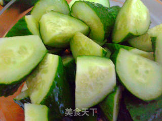 新吃法---鸡腿炖黄瓜的做法步骤：2