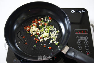 用泰式招牌菜拯救夏日味蕾——泰式咖喱虾的做法步骤:4