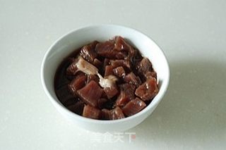 黑蒜子牛肉粒的做法步骤：1