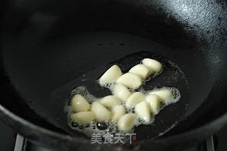 黑蒜子牛肉粒的做法步骤:3