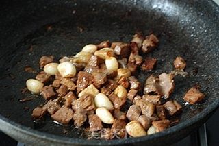 黑蒜子牛肉粒的做法步骤:7