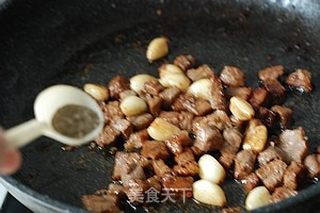 黑蒜子牛肉粒的做法步骤:9