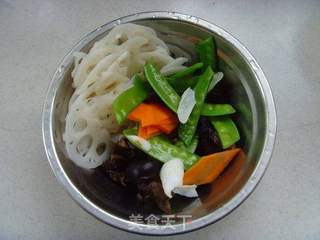 清香淡雅---荷塘小炒的做法步骤:5