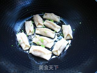 轻松自制有爱的营养早餐——鲜肉锅贴的做法步骤:12