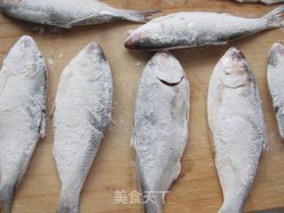 香酥黄河鲫鱼的做法步骤：4
