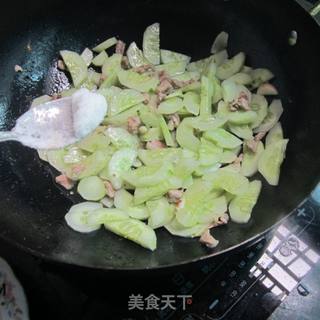 蒜片黄瓜炒肉的做法步骤：5