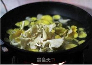 蘑菇最惹味儿的吃法——韩式炒蘑菇的做法步骤:2