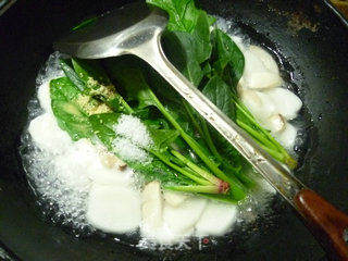 煎鸡蛋杏鲍菇菠菜年糕汤的做法步骤：11