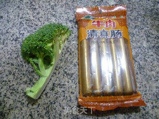 西兰花牛肉肠炒年糕的做法步骤：1