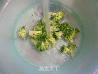 西兰花牛肉肠炒年糕的做法步骤：3