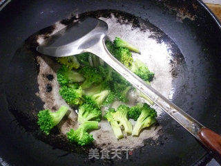 西兰花牛肉肠炒年糕的做法步骤：8