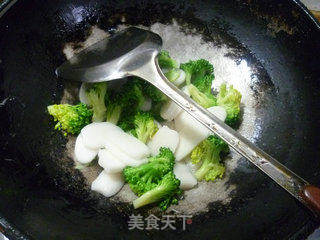 西兰花牛肉肠炒年糕的做法步骤：9