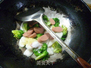 西兰花牛肉肠炒年糕的做法步骤：11