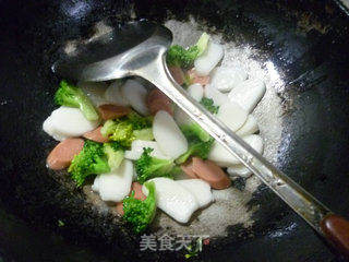 西兰花牛肉肠炒年糕的做法步骤：12