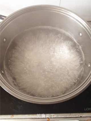 水果飘香----双色椰浆西米露的做法步骤:2