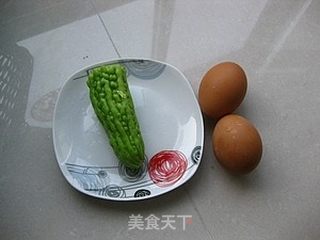 清热解暑菜---苦瓜煎蛋的做法步骤：1