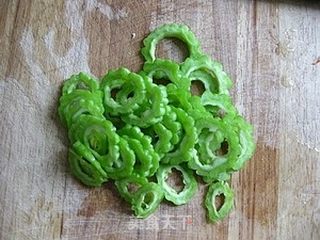 清热解暑菜---苦瓜煎蛋的做法步骤:3