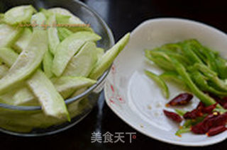 小炒丝瓜的做法步骤:2