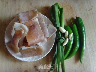 小炒腊肉皮的做法步骤：1