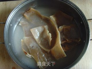 小炒腊肉皮的做法步骤：2