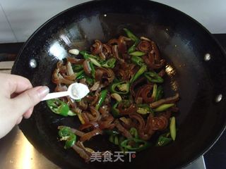 小炒腊肉皮的做法步骤：9