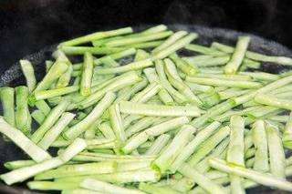 干煸豆角的做法步骤:2