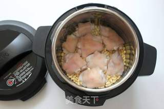 【养颜美容】猪蹄黄豆汤的做法步骤:5